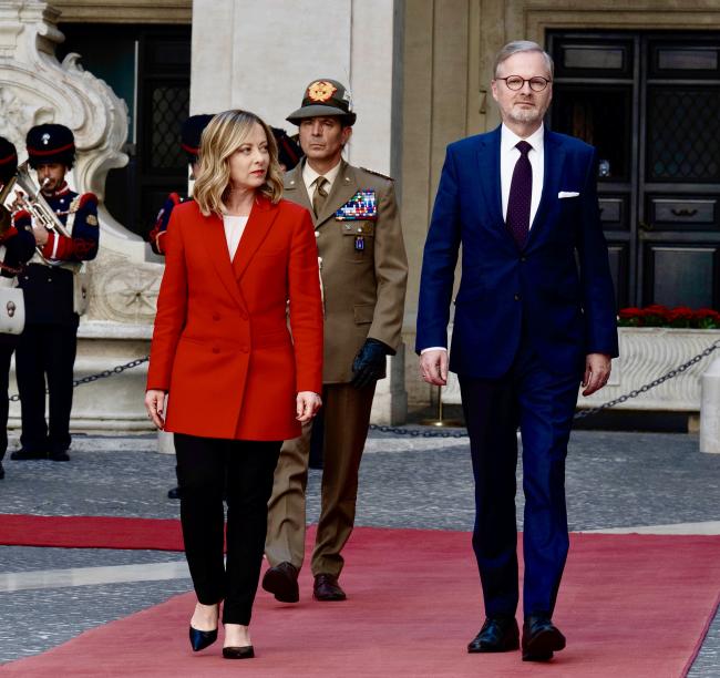 L'arrivo del Primo Ministro Fiala a Palazzo Chigi: l'accoglienza del Presidente Meloni e gli onori militari