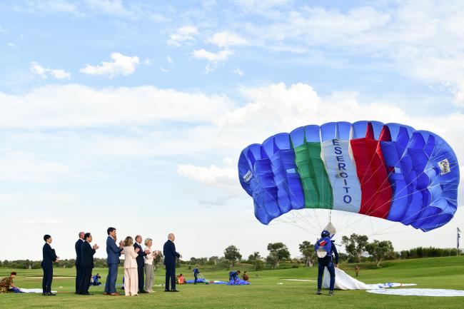 Cerimonia paracadutistica con le bandiere dei Paesi G7 