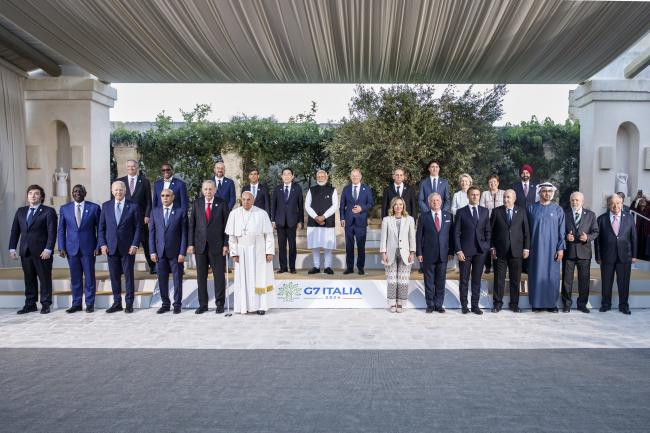 Family photo of Outreach session attendees and His Holiness Pope Francis