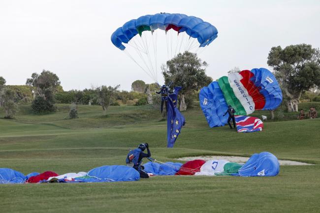 Cerimonia paracadutistica con le bandiere dei Paesi G7 