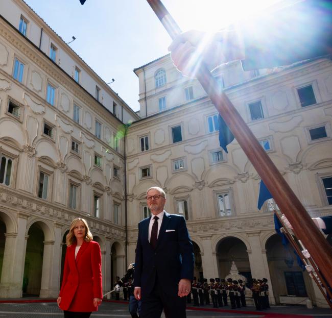 L'arrivo del Primo Ministro Fiala a Palazzo Chigi: l'accoglienza del Presidente Meloni e gli onori militari