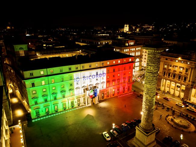 Giorno del Ricordo, la facciata di Palazzo Chigi illuminata con il Tricolore