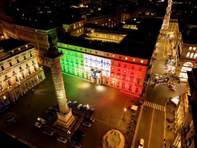 Giorno del Ricordo, la facciata di Palazzo Chigi illuminata con il Tricolore