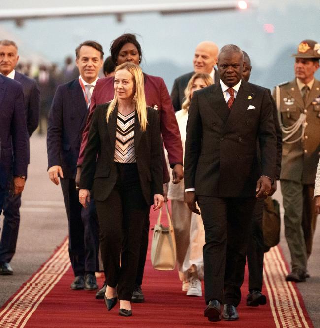 Il Presidente Meloni con il Primo Ministro della Repubblica del Congo al suo arrivo a Brazzaville