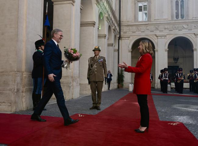 L'arrivo del Primo Ministro Fiala a Palazzo Chigi: l'accoglienza del Presidente Meloni e gli onori militari
