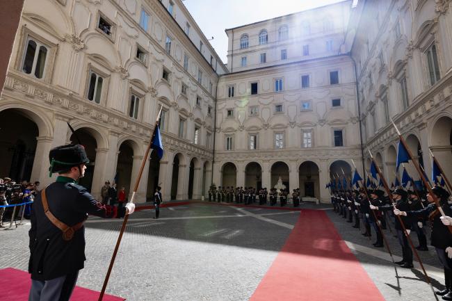 L'arrivo del Primo Ministro Fiala a Palazzo Chigi: l'accoglienza del Presidente Meloni e gli onori militari