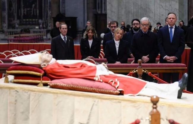 Il Presidente Meloni rende omaggio al Papa emerito Benedetto XVI