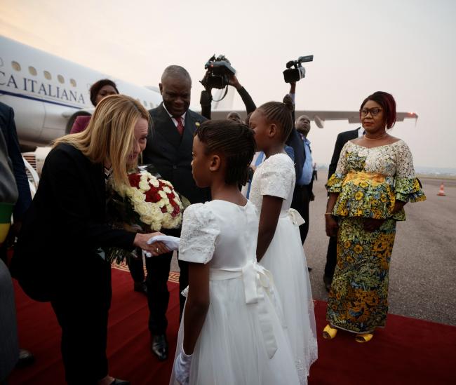 Il Presidente Meloni con il Primo Ministro della Repubblica del Congo al suo arrivo a Brazzaville