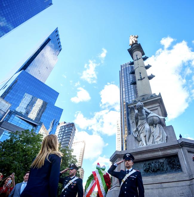 Deposizione di una corona a Columbus Circle