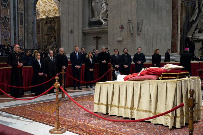 Il Presidente Meloni rende omaggio al Papa emerito Benedetto XVI